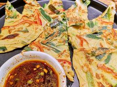 海鲜葱饼-明洞阿姨·韩式酱蟹烤肉·创意料理(三元桥店)