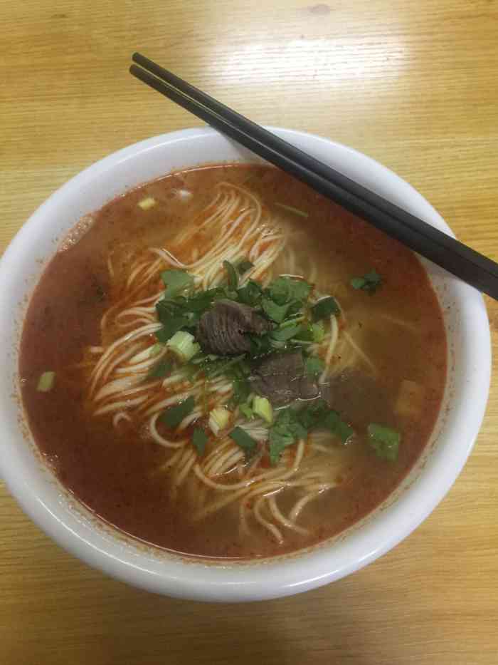 伊兰牛肉面-"清真的,没有酒卖,一共就三种凉菜,其它都.