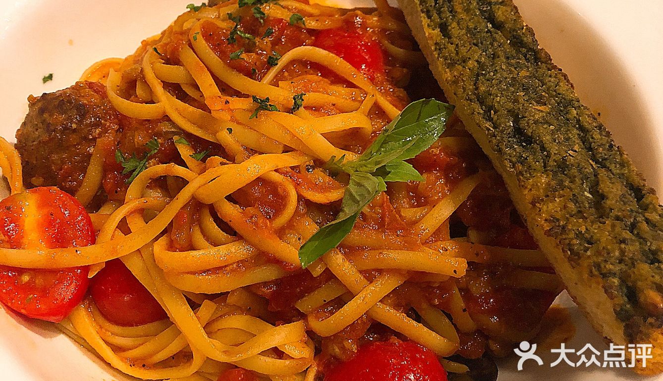 一口过瘾，肉汁饱满的巨大汉堡