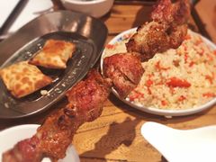 红柳羊肉串-阿里家·新疆烤肉酒場 by MIG