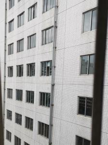 奥康德大厦-"如果地球是百分之七十是水,下雨的时候雨也.