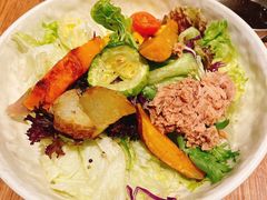 金枪鱼蔬菜色拉配培煎芝麻酱-玛格萝妮(汇智国际商业中心店)