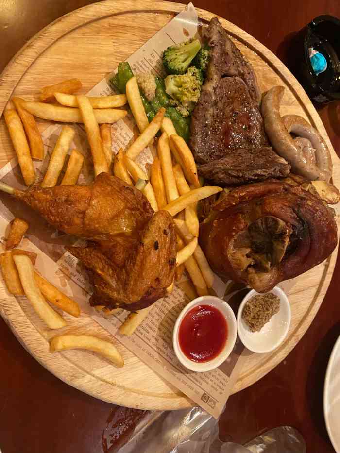 蓝枪鱼西餐厅(锦华店)-"工作日中午去的,一个人啊没有,环境又很奈.