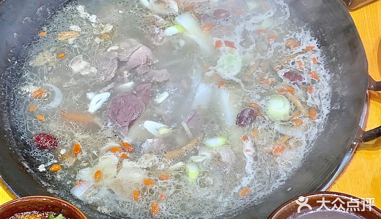 广州降温来洞氮胡记吃顿滋补羊肉🐏火锅