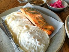 烟熏三文鱼配烤饺子皮和芥末籽酱-BOR Eatery(安福路店)