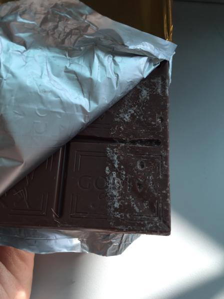 居然买到一块变质的巧克力去找店员居然还不承认是坏了