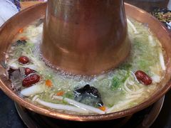 -果松木炭酸菜铜火锅·外婆参鸡汤