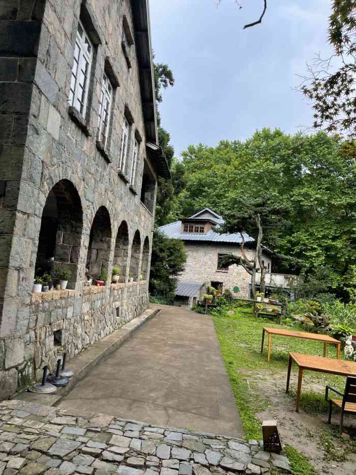 云咖啡(莫干山风景区白云饭店)-"地理位置真的不错,接驳车上下车停靠