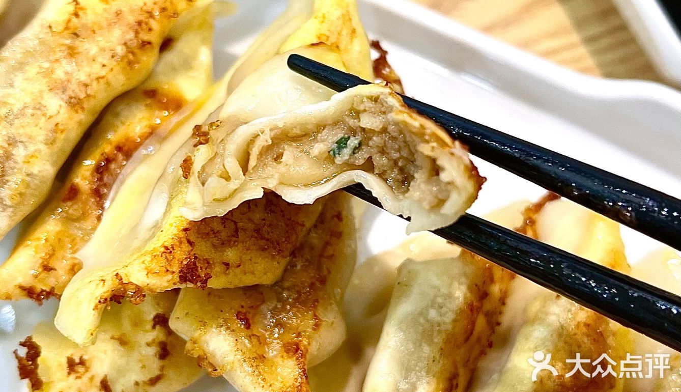 杭州美食｜蛮不讲理的香脆！一口爆汁的鲜肉锅贴