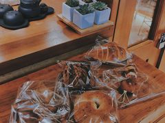 红豆碱水面包-天井·丑面包搭咖啡