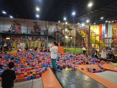 -极限Jump蹦床·新潮玩运动世界·室内乐园·团建·派对中心