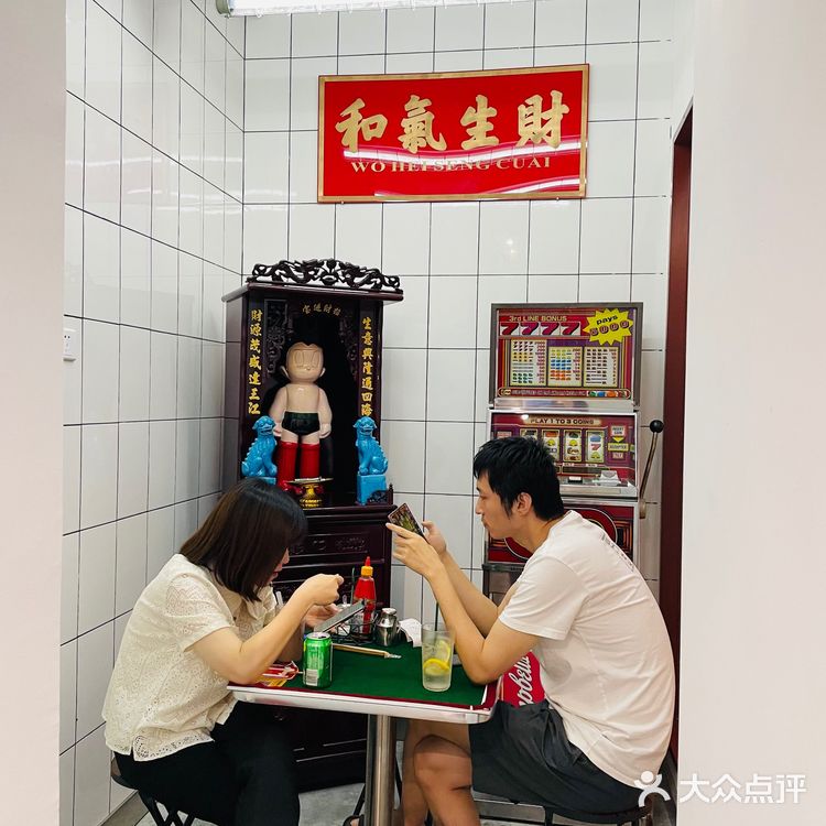 【发达冰室】是被门口的TVB采访台吸引的，装修走的还