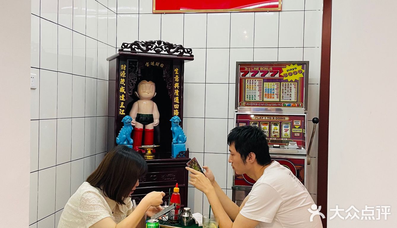 【发达冰室】是被门口的TVB采访台吸引的，装修走的还