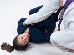 -菠萝格斗巴西柔术训练馆