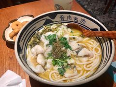 金汤去骨酸菜鱼粉-鑫花溪牛肉米粉(东环大润发店)