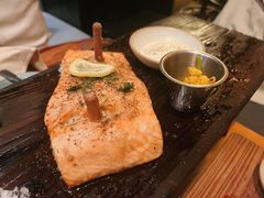 木板烤三文鱼-THE CANNERY&JUJU 新鲜海鲜·牛排美食酒廊
