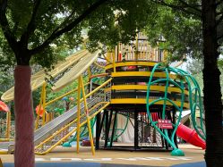 -爱伴·布鲁豪斯游乐场