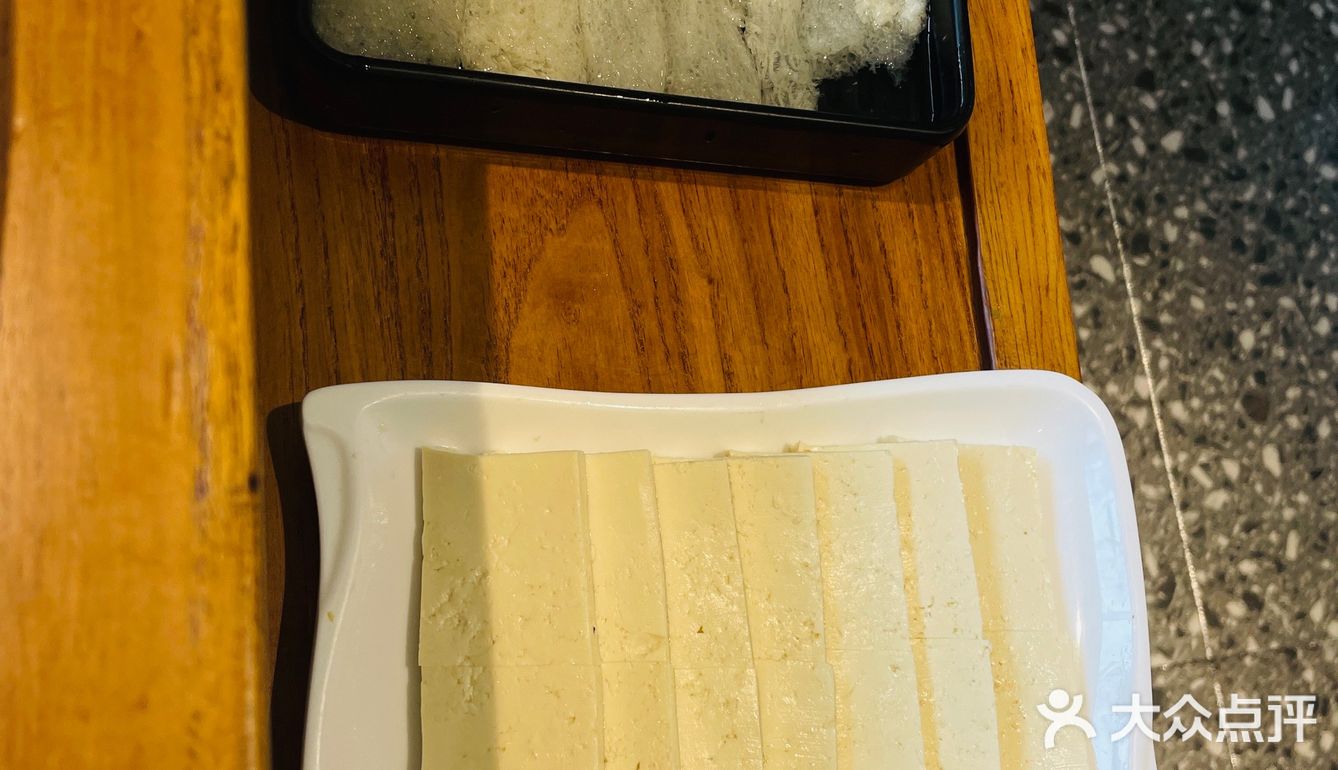 「经典猪肚鸡（中份）」「广顺兴煲仔饭」「毛根甘蔗水」「料碟」「至尊虾饺皇」「广式鸡蛋肠粉」「石磨老豆腐」「蔬菜大拼」「菌菇拼盘」「鲜虾烧卖」「豉汁蒸排骨」「紫金酱牛肚」「潮汕牛肉丸」「大口吃饭的小朋友」「顺兴叉烧（中份）」「广式鸡蛋肠粉」