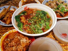 -爆炸头阿姨小四川正宗川味小吃(无任何分店)