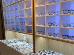 -天空之镜眼镜店蔡司依视路配镜授权零售店(望京颐堤港店)