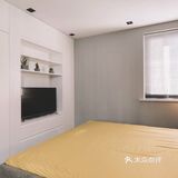 眼里没有抢眼的物件，才激发了触觉感受。脚踩在地毯上略带粗糙