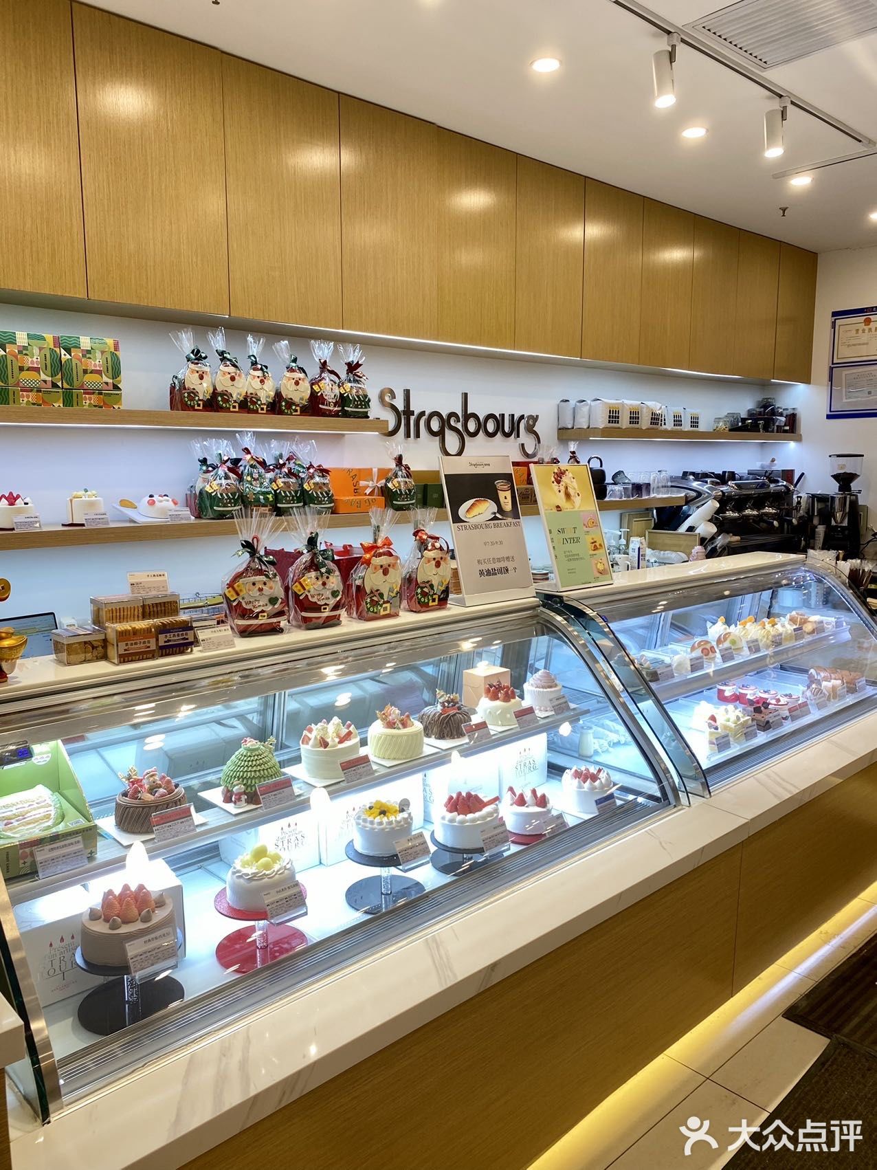 见过圣诞🎄氛围这么浓的蛋糕房吗？