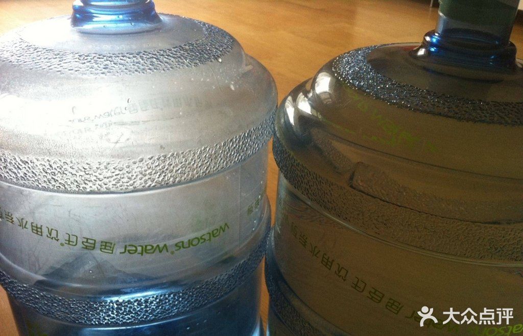 屈臣氏蒸馏水左边是非常旧的有刺鼻味道的水桶!图片 - 第2张