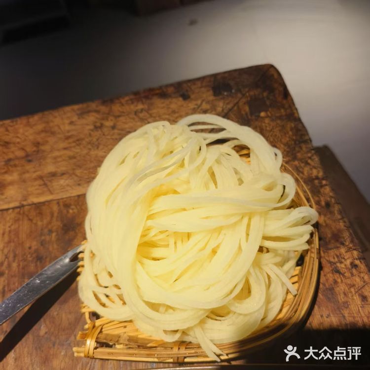 周末到重庆，一头扎进了坝坝火锅的热烈氛围里。