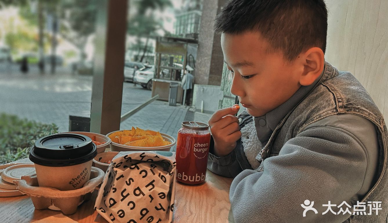 带娃周末检查眼睛👀，意外收获一家很有趣的汉堡屋🍔！