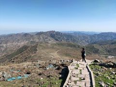 山脚下的停车场-北京灵山风景区