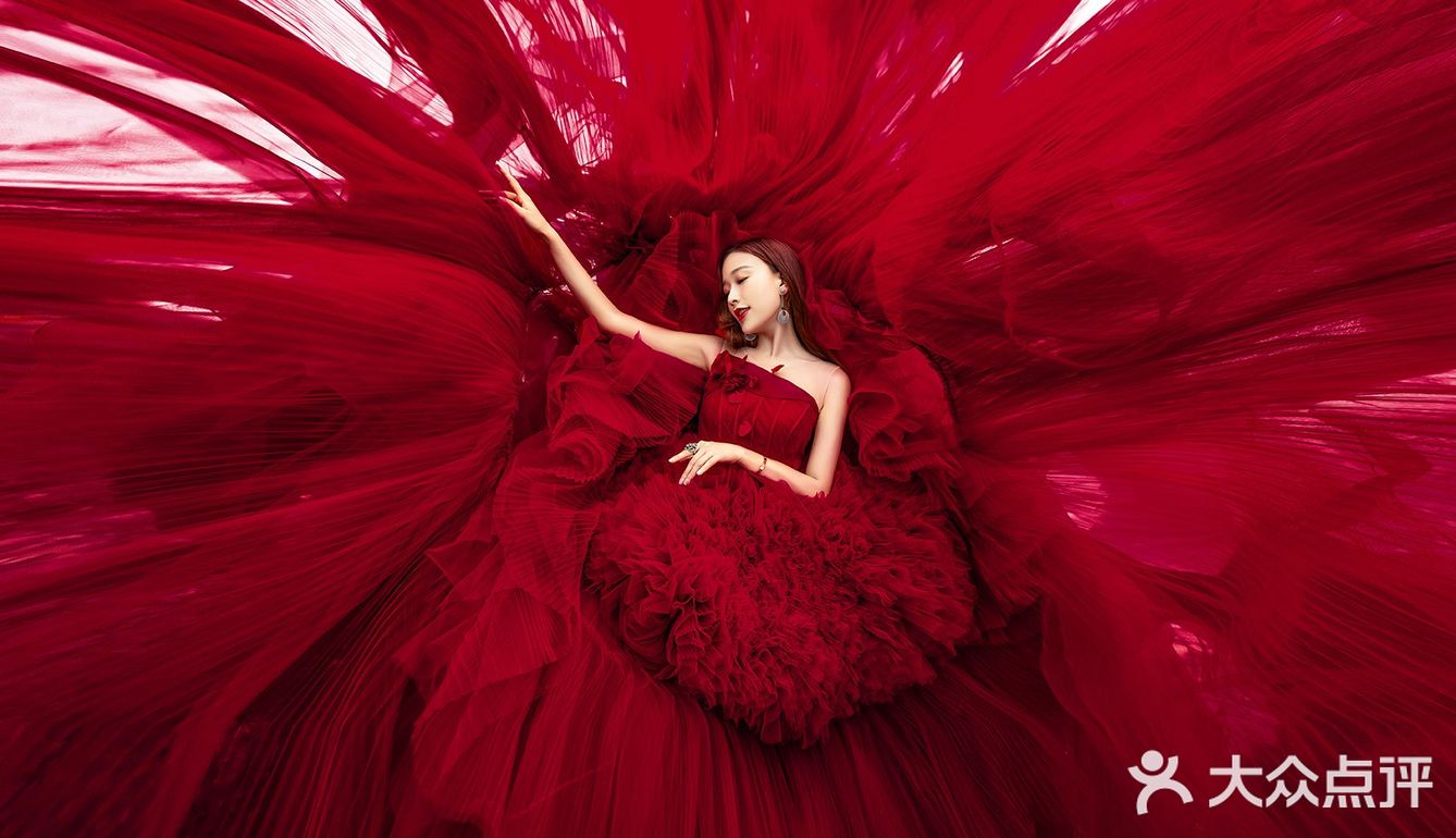 气场十足的红色婚纱照在光影下闪耀颠覆以往一惯的标配白纱