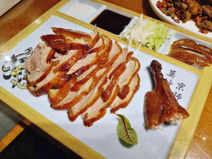 玖儿小桃红春饼烤鸭(铁西南十店)-"[薄荷]环境:装修很简单,环境卫生还