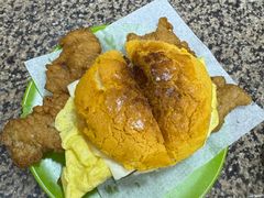 菠萝芝士猪扒蛋包-新鸿发咖啡美食