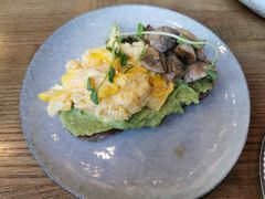 炒蛋菠菜牛油果香草酱吐司-wagas(暖山店)