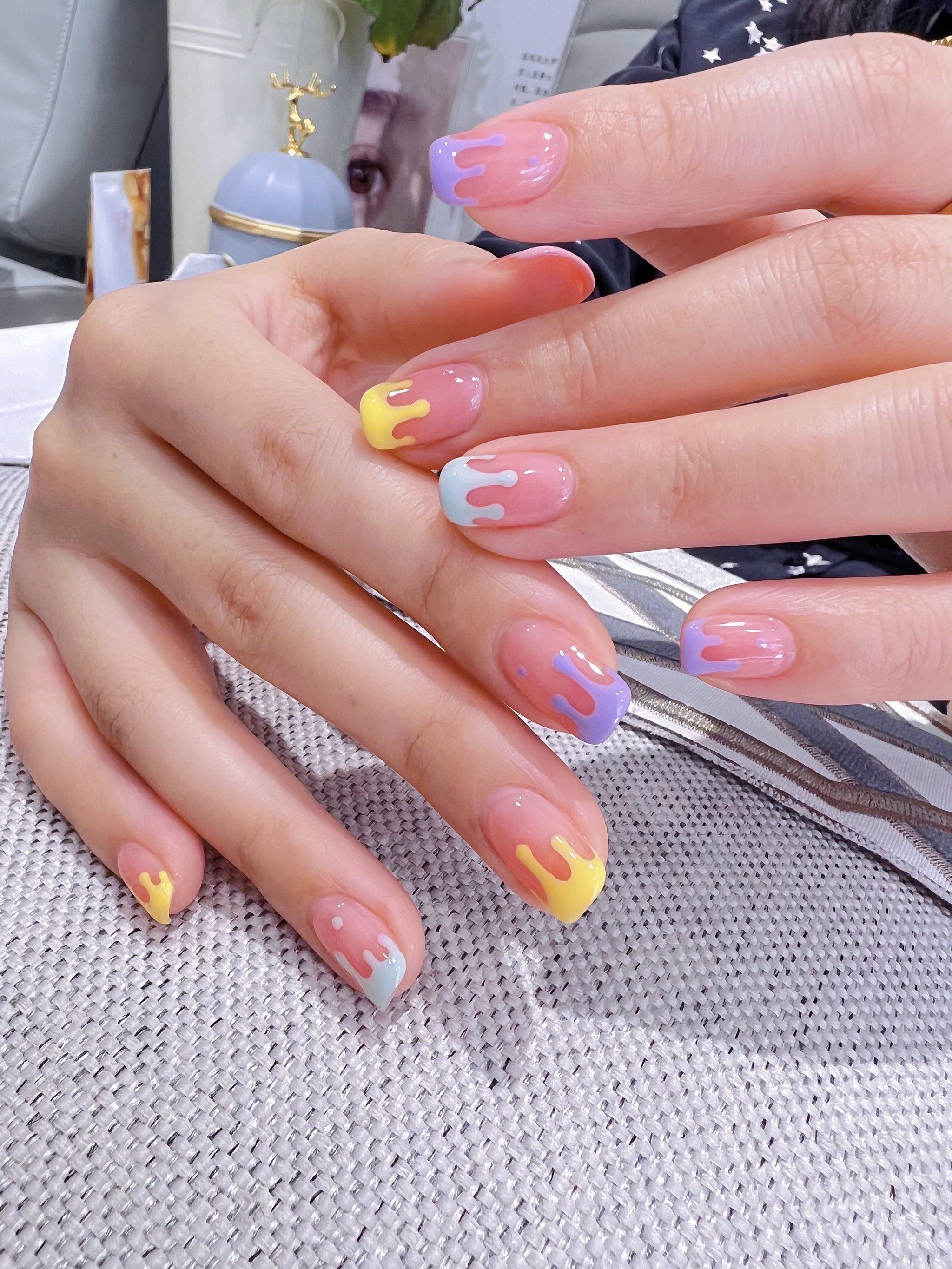 彩虹色美甲这也太适合夏天了吧奶里奶气的阔