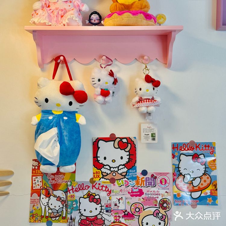 随便坐哪个位置拍照，背景里都能捕捉到Kitty的小身影