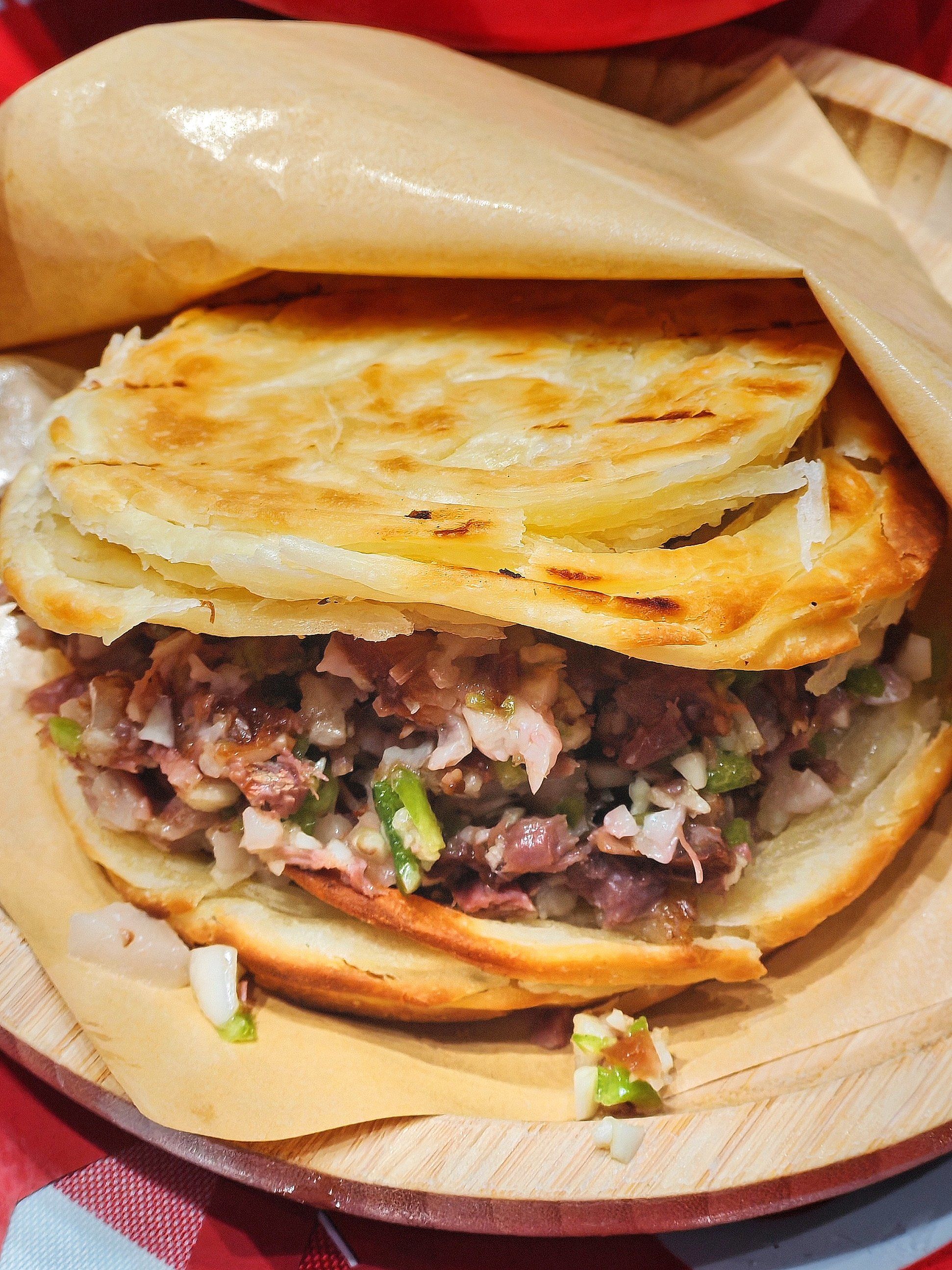 一份羊肉饸饹面🍜 ,一个油旋猪头肉夹馍,瓤皮一份,还要了两瓶冰峰