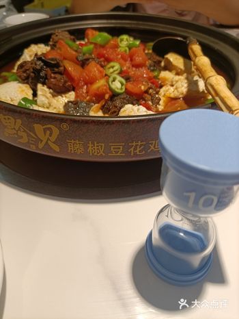 豆花鸡端上来打开火，服务员会拿来一个沙漏