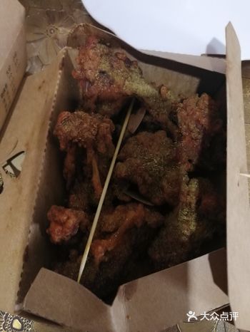 经过改刀、腌制、油炸过后的鸡锁骨最为美味