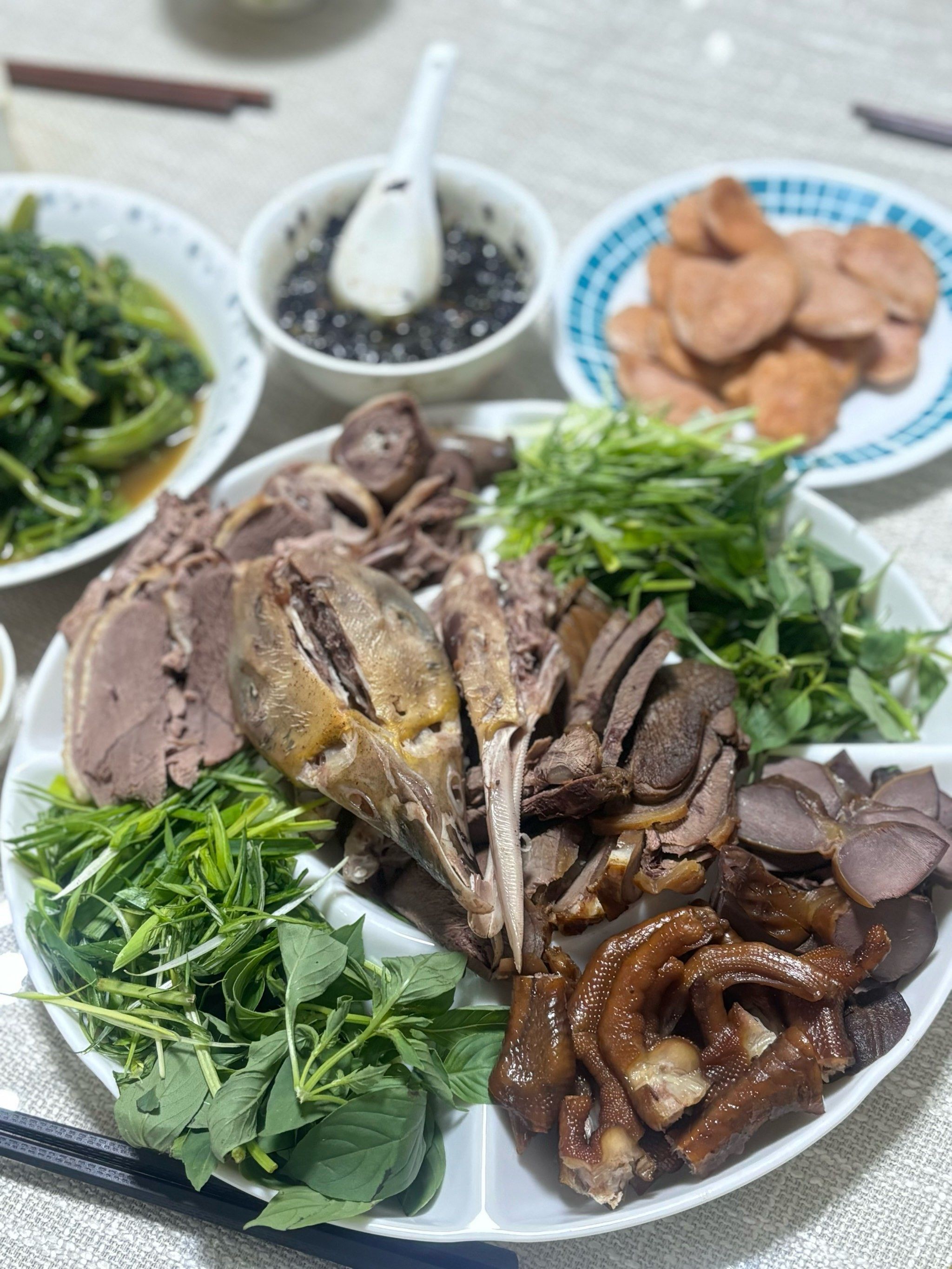 肉类拼盘
有:卤牛展,牛舌,鸭肾,鸭掌
另一个做法:白切鸭#卤水拼盘