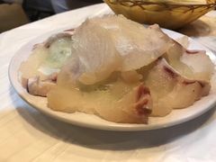 鲩鱼片-鲜入围煮花胶鸡海鲜火锅