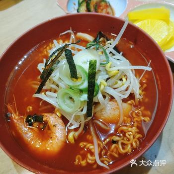 带着我的小男朋友出来觅食啦 美食: 街边烤串太赞了