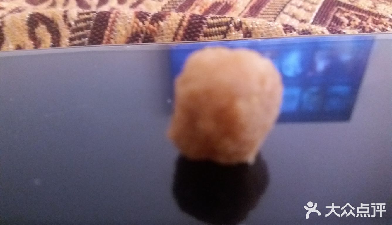 外面裹了一层外衣，非常的甜。让人忍不住一直吃下去