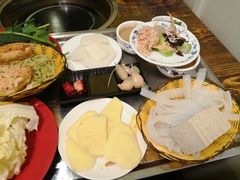 -洞庭洲·防空洞火锅·烧烤·铜锅涮肉(新百广场店)