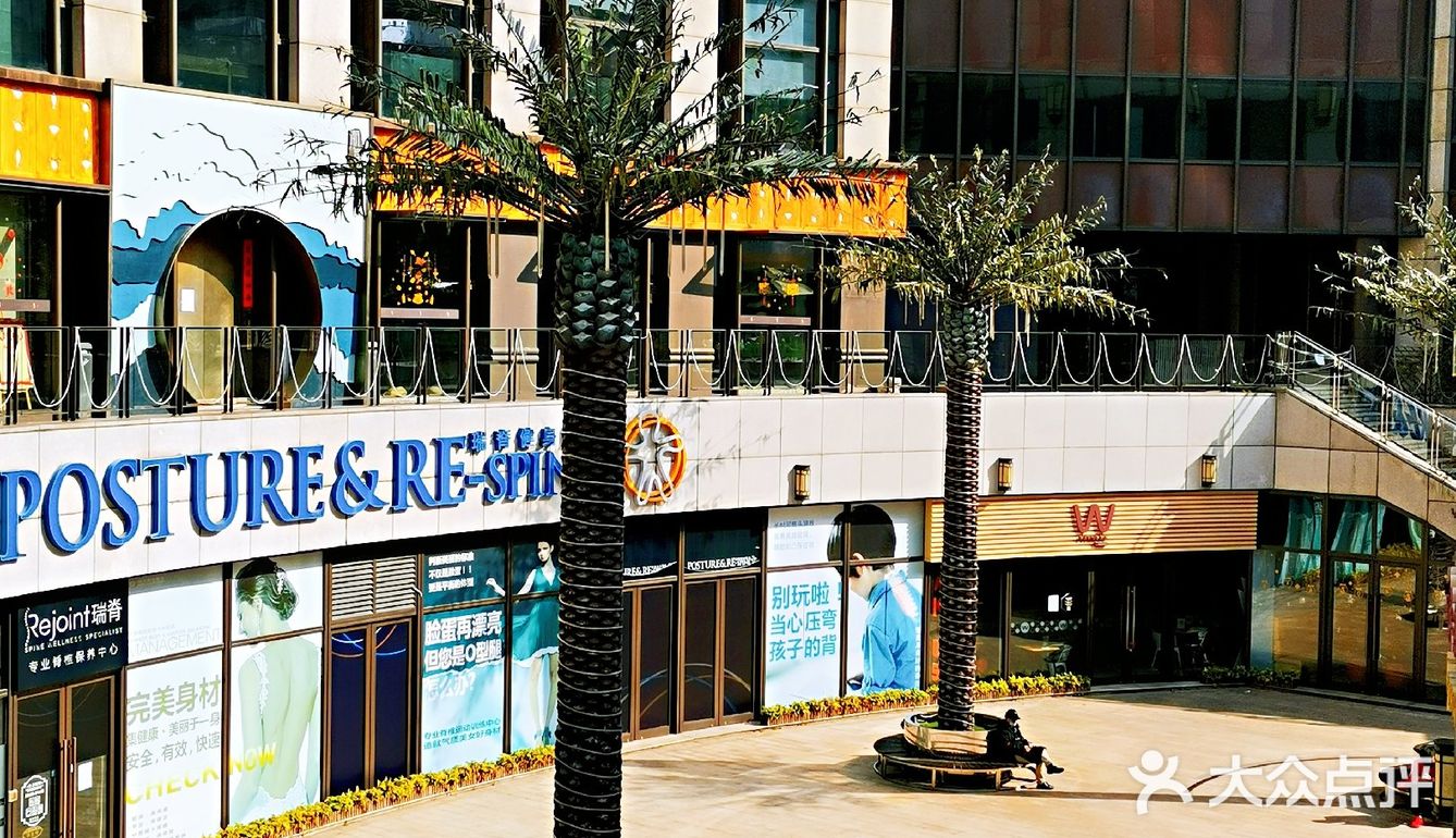 奶茶和超市开始排队 其他还是关闭中