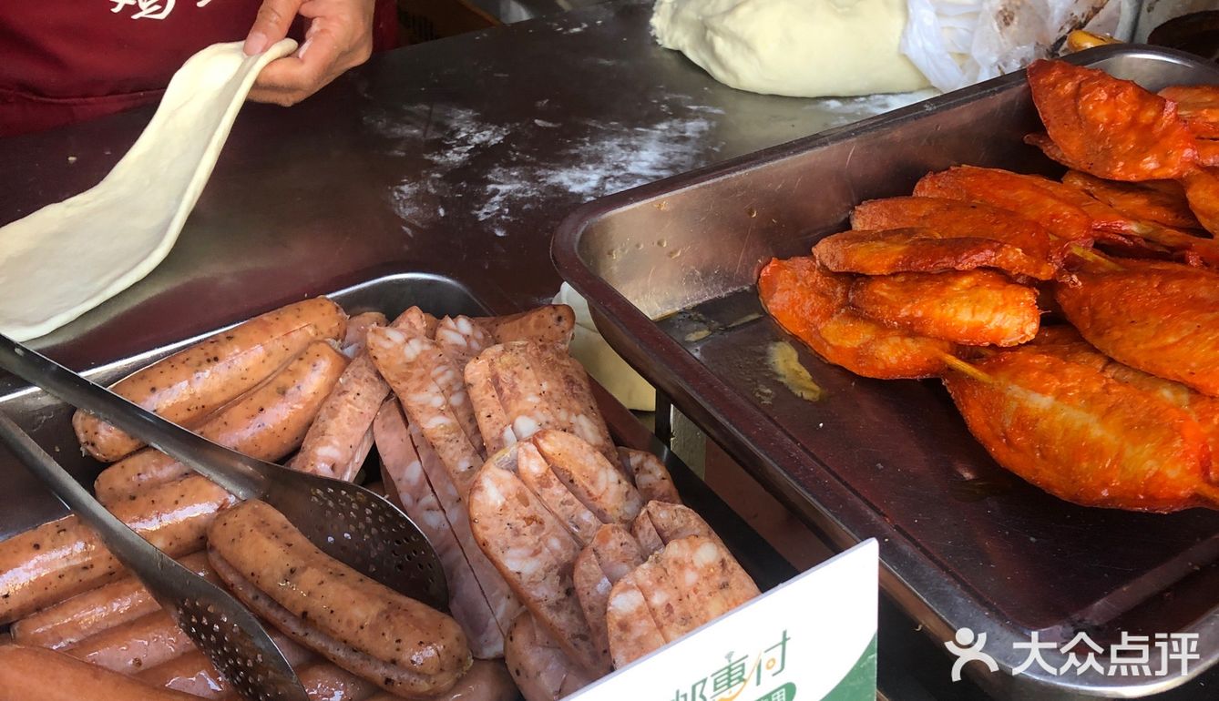很多人驱车很远过来买 她家的鸡蛋饼是老式的鸡蛋灌饼
