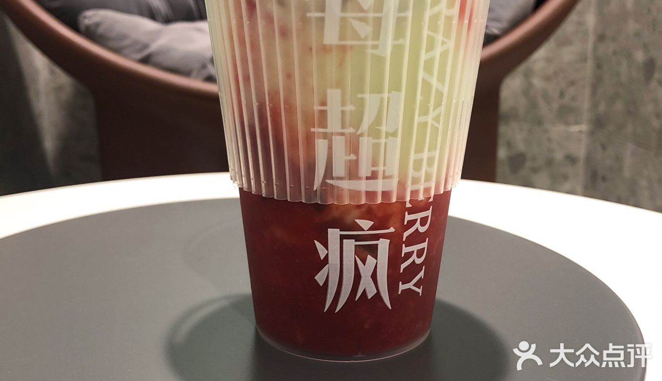 新鲜草莓现场制作，酸甜可口的草莓