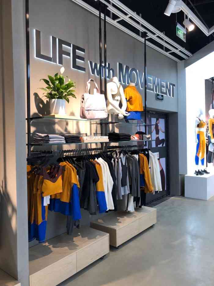 antaplus-"这是一个女士服装店他们家的店里的服饰,主.