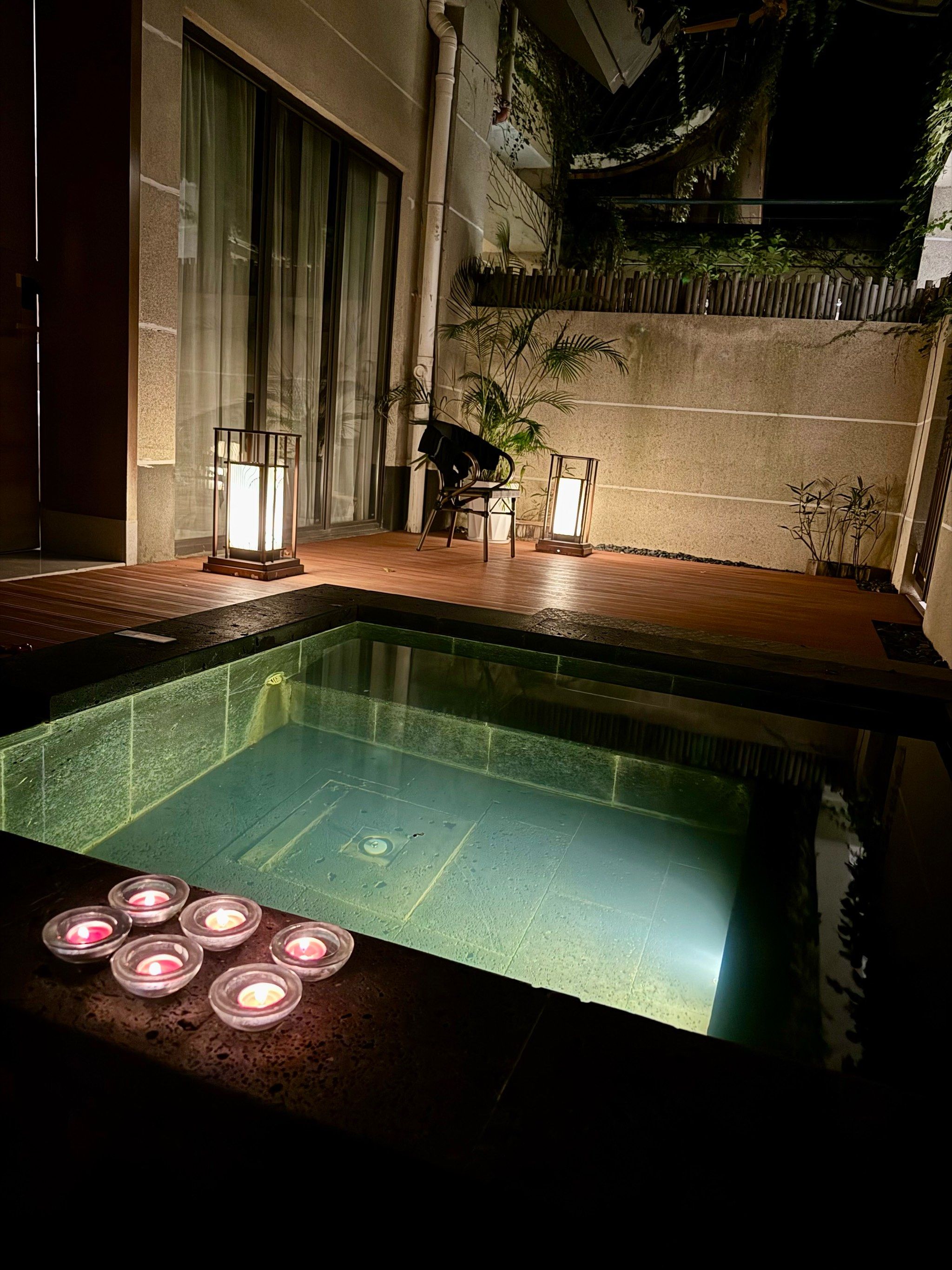 房间是日式风格的,干净舒适.温泉水很暖,很干净