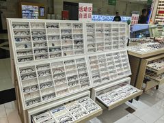 -美式眼镜·授权蔡司.依视路.尼康.豪雅.明月(人民广场店)